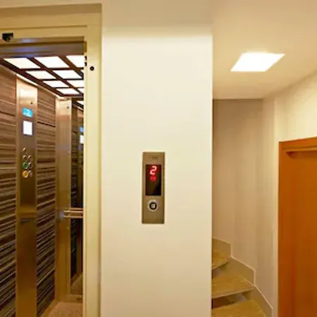 Retropera Hotell 2*