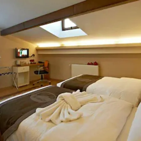 Retropera Hotel 2*
