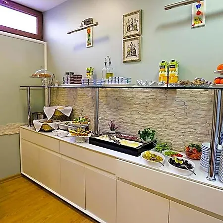 Retropera Hotel