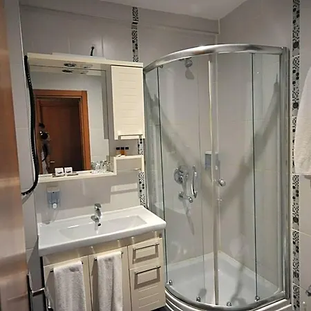 Retropera Hotel 2*