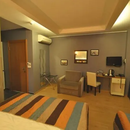 Retropera Hotel 2*